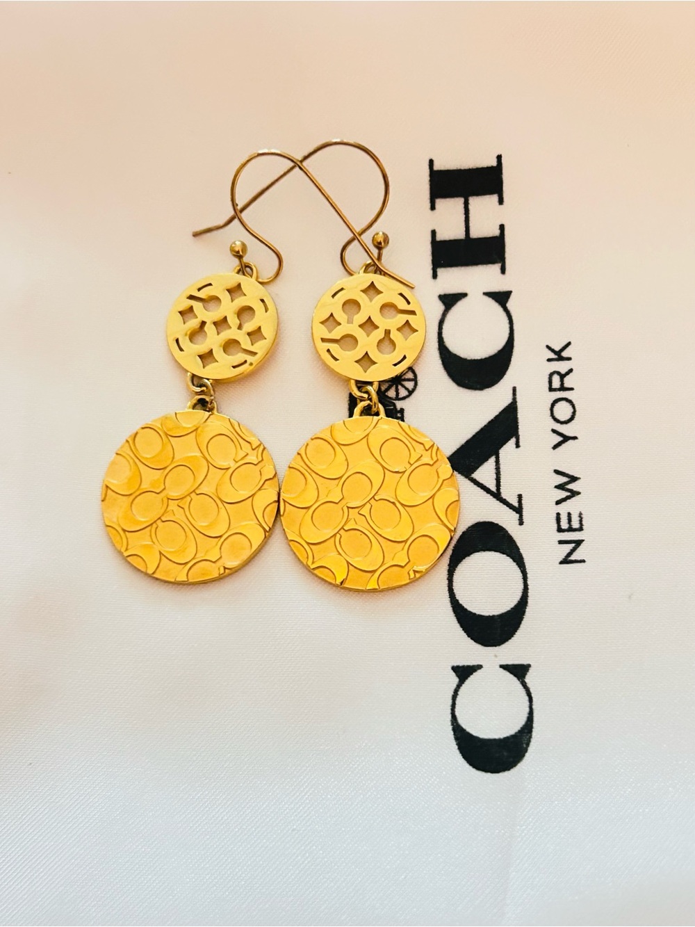 NWOT Coach Y2K Sognature kissing C's Gold Tone Earrings - Picture 12 of 14